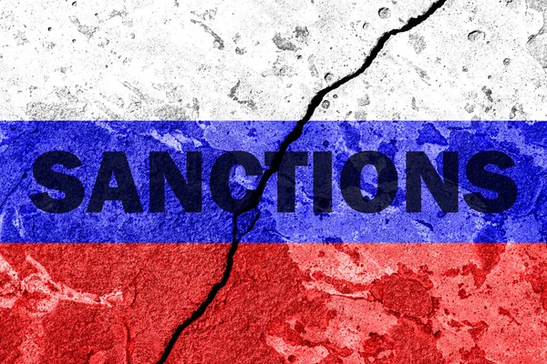 Bandeira Federação Russa Uma Parede Concreto Rachado Com Palavras Sanções — Fotografia de Stock