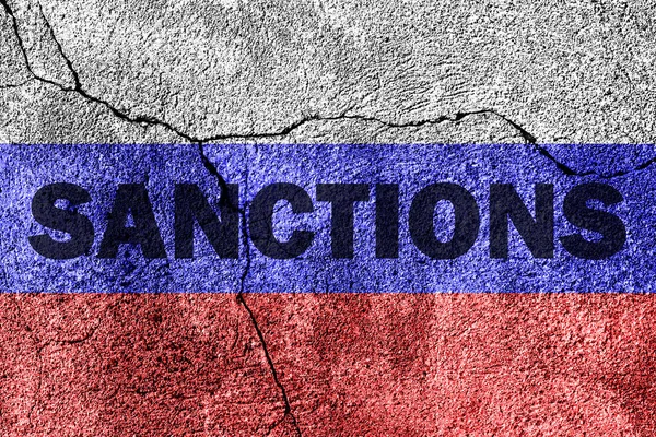 Bandeira Federação Russa Uma Parede Concreto Rachado Com Palavras Sanções — Fotografia de Stock