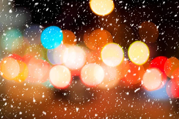 Vallende Sneeuw Tegen Achtergrond Van Wazige Lichten Van Koplampen Van — Stockfoto
