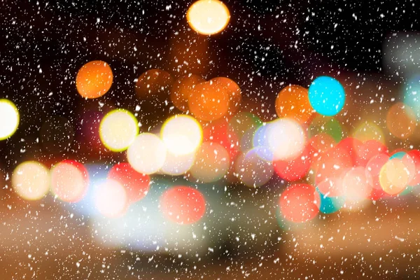 Spadający Śnieg Tle Rozmytych Świateł Reflektorów Samochodów Nocnego Miasta Koncepcja — Zdjęcie stockowe