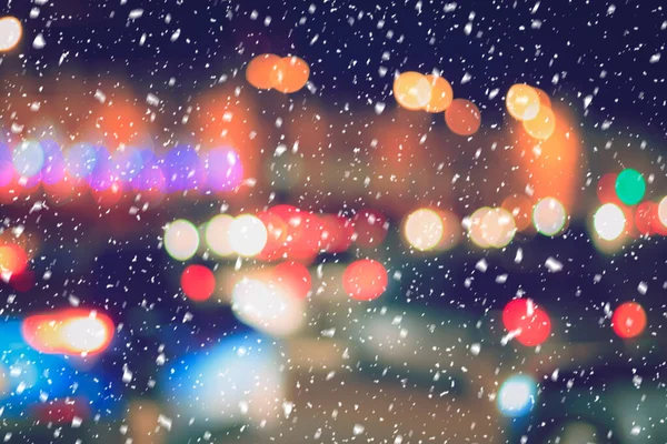 Падаючий Сніг Тлі Розмитих Вогнів Фар Автомобілів Нічного Міста Концепція — стокове фото