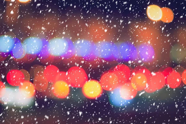 Vallende Sneeuw Tegen Achtergrond Van Wazige Lichten Van Koplampen Van — Stockfoto