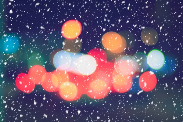 Schneefall Vor Dem Hintergrund Verschwommener Scheinwerfer Von Autos Und Der — Stockfoto