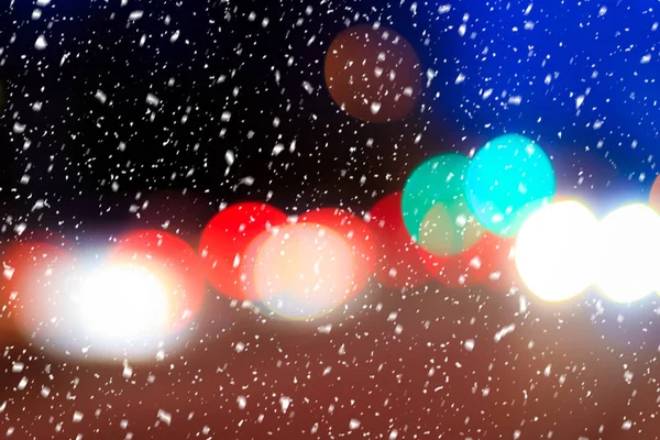 Arkaplandaki Bulanık Işıklara Arabaların Farlarına Gece Şehrine Kar Yağıyor Kar — Stok fotoğraf