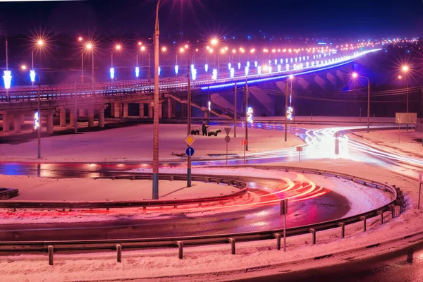 Traces Phares Voitures Déplaçant Nuit Hiver Sur Pont Éclairées Par — Photo