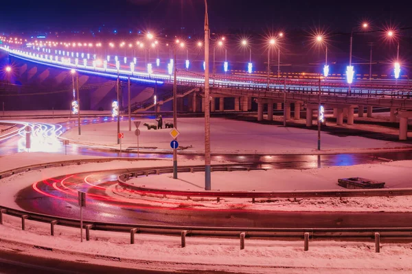 Traces Phares Voitures Déplaçant Nuit Hiver Sur Pont Éclairées Par — Photo