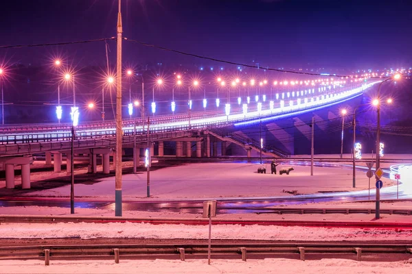 Kış Gecesi Fenerlerle Aydınlatılmış Köprüde Hareket Eden Arabaların Farlarının Izleri — Stok fotoğraf