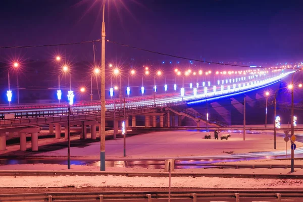 Traces Phares Voitures Déplaçant Nuit Hiver Sur Pont Éclairées Par — Photo
