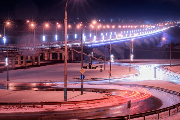 Traces Phares Voitures Déplaçant Nuit Hiver Sur Pont Éclairées Par — Photo