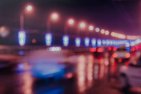 Mozgó Autók Lámpások Elmosódott Fényei Tükröződnek Éjszakai Város Nedves Aszfaltján — Stock Fotó