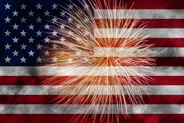アメリカ独立記念日を祝うというコンセプト 7月4日の花火を背景にしたアメリカ国旗 — ストック写真