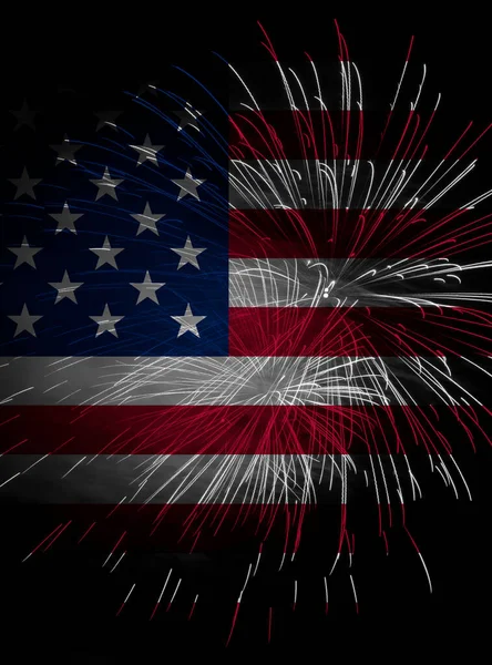 アメリカ独立記念日を祝うというコンセプト 7月4日の花火を背景にしたアメリカ国旗 — ストック写真