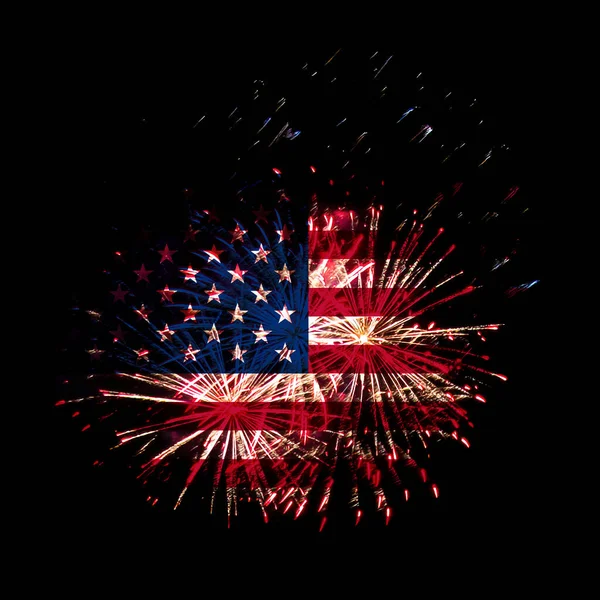 在美利坚合众国庆祝独立日的概念 7月4日具有烟花背景的美国国旗 — 图库照片