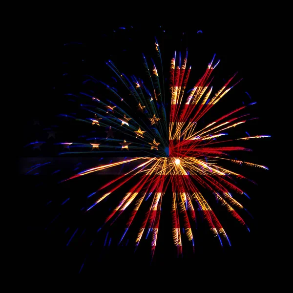 在美利坚合众国庆祝独立日的概念 7月4日具有烟花背景的美国国旗 — 图库照片