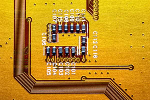 マイクロチップはボード上に統合されています 近くで撮影されたマイクロ回路 — ストック写真