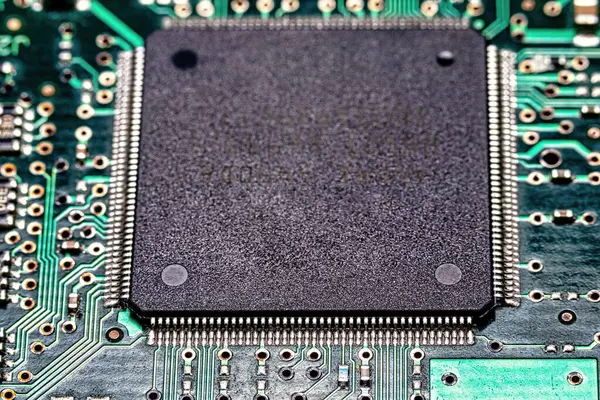 マイクロチップはボード上に統合されています 近くで撮影されたマイクロ回路 — ストック写真
