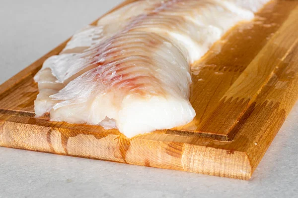 木制切菜板上的切片白鱼片 — 图库照片