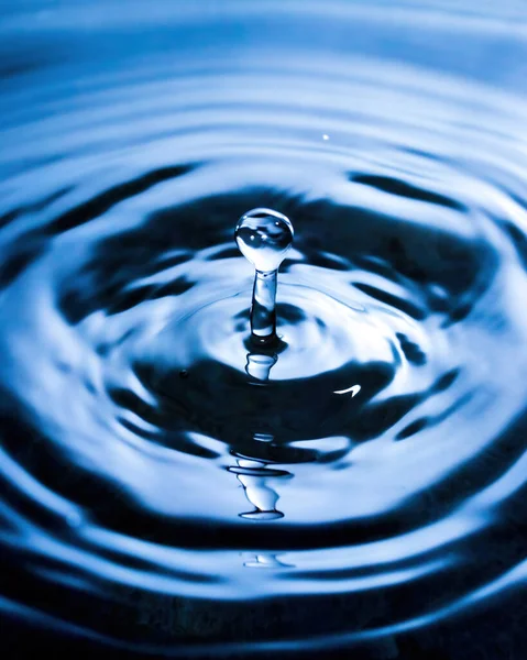 Uma Gota Água Salpicos Com Ondas Turvas Sobre Ele — Fotografia de Stock