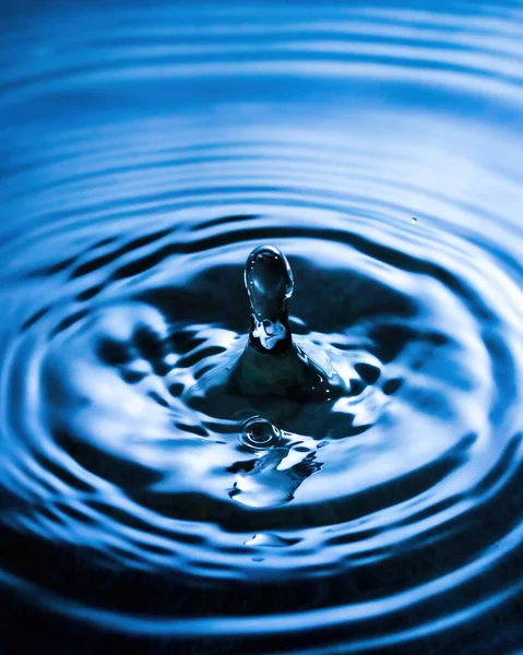 Een Druppel Water Spetters Met Wazige Golven Erop — Stockfoto