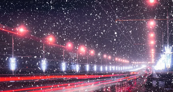 Traces Phares Voitures Déplaçant Nuit Hiver Sur Pont Éclairées Par — Photo