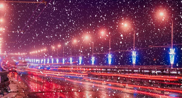 Traces Headlights Cars Moving Winter Night Bridge Illuminated Lanterns Snowfall — Zdjęcie stockowe