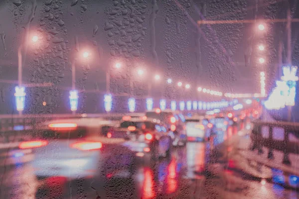 Lampu Buram Mobil Yang Bergerak Dan Lentera Yang Memantulkan Aspal — Stok Foto