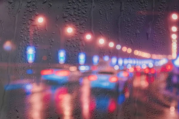 夜城湿淋淋的柏油路上倒映着车灯和灯笼 车窗后面被雨淋得满天飞 多雨的秋季坏天气概念 — 图库照片
