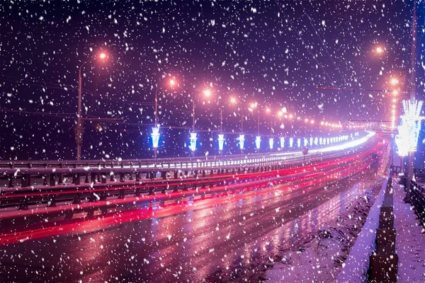 Traces Headlights Cars Moving Winter Night Bridge Illuminated Lanterns Snowfall — Stock Photo, Image