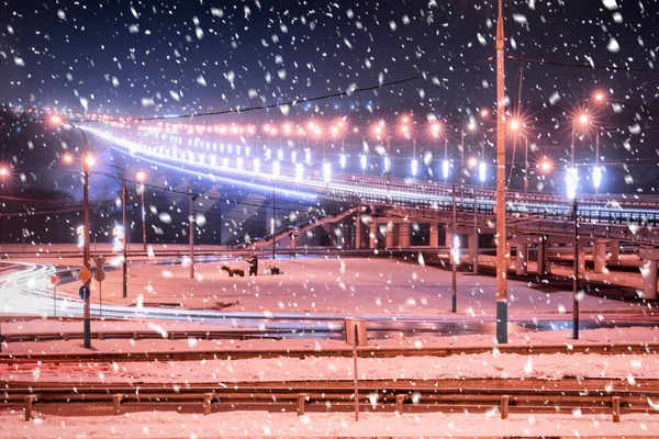Traces Headlights Cars Moving Winter Night Bridge Illuminated Lanterns Snowfall — Stock Photo, Image