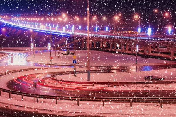 Traces Headlights Cars Moving Winter Night Bridge Illuminated Lanterns Snowfall — Stock Photo, Image