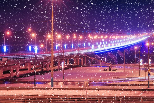 Следы Фар Машин Движущихся Зимнюю Ночь Мосту Освещенных Фонарями Снегопаде — стоковое фото