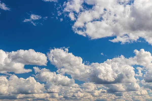 Weiße Kumulus Flauschige Wolken Einem Blauen Himmel Hintergrund Aus Den — Stockfoto