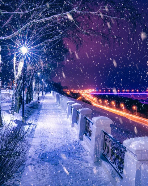 Снегопад Зимнем Парке Ночью Фонарями Вид Дорогу Автомобильным Движением Тротуар — стоковое фото