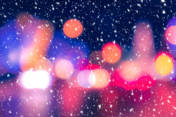 Luzes Borradas Faróis Carros Lanternas Cidade Noite Uma Queda Neve — Fotografia de Stock