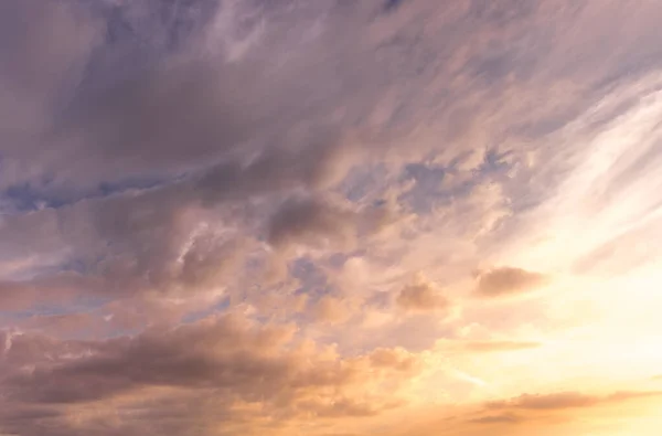 Барвисті Драматичні Хмари Освітлені Сонцем Проти Заходу Сонця Або Сходу — стокове фото