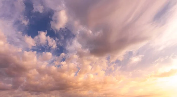 Nuvens Dramáticas Coloridas Iluminadas Por Sol Contra Pôr Sol Céu — Fotografia de Stock