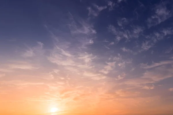 Coloridas Nubes Dramáticas Iluminadas Por Sol Contra Atardecer Cielo Del — Foto de Stock