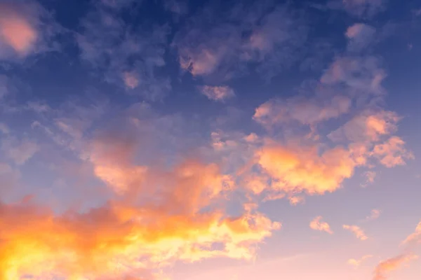 Nuvens Dramáticas Coloridas Iluminadas Por Sol Contra Pôr Sol Céu — Fotografia de Stock