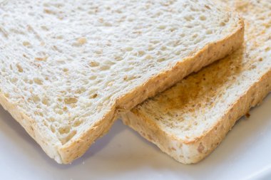 Ekmek, tereyağı ve reçel, portakal reçeli, çilek ve berry.