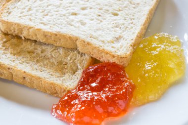 Ekmek, tereyağı ve reçel, portakal reçeli, çilek ve berry.