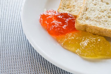 Ekmek, tereyağı ve reçel, portakal reçeli, çilek ve berry.