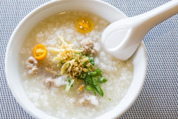 Congee de arroz mezclado con carne o gachas de arroz con cerdo, chicharrón seco —  Fotos de Stock