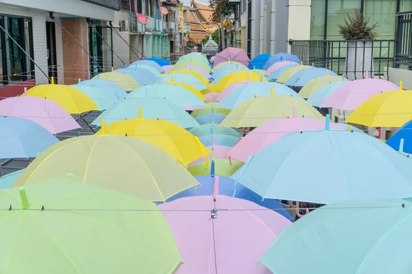 Parapluies suspendus colorés, dans la rue et le ciel bleu.Hight clé — Photo