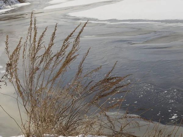 İlkbaharın başlarında, Rusya 'nın merkezinde, buz küçük bir nehirde sürükleniyor.