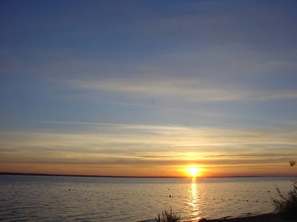 Gün batımı deniz tatili. Yazın sonu, son sıcak günler
