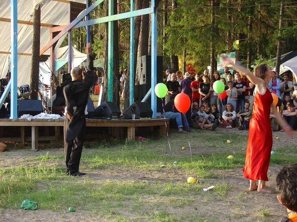 Martı yemek için bir adamın elinden uçarak geldi.