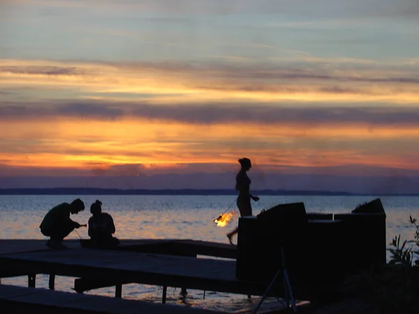 Martı yemek için bir adamın elinden uçarak geldi.