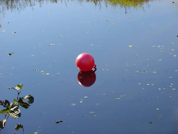 Κόκκινο Μπαλόνι Επιπλέει Στο Ποτάμι — Φωτογραφία Αρχείου