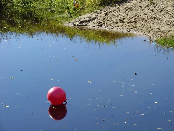 Κόκκινο Μπαλόνι Επιπλέει Στο Ποτάμι — Φωτογραφία Αρχείου