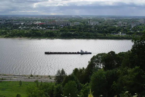 Gün batımında bir nehir gemisi limana doğru gidiyor. Parktan görünüm.